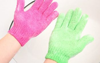 Exfoliating bath gloves