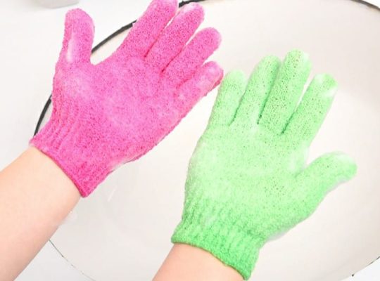 Exfoliating bath gloves