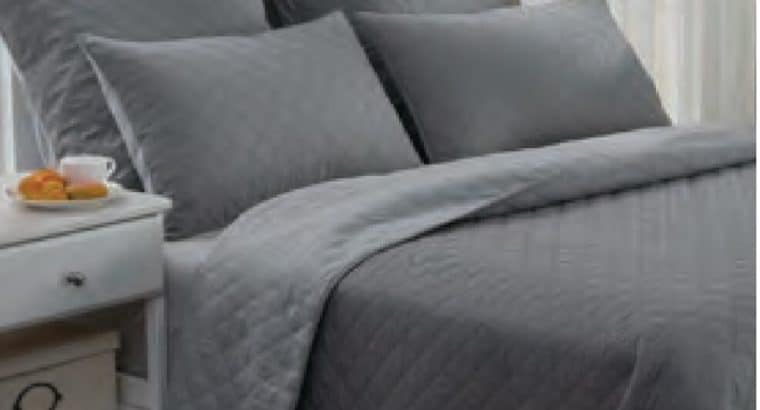 Quilt and 2 standard pillows